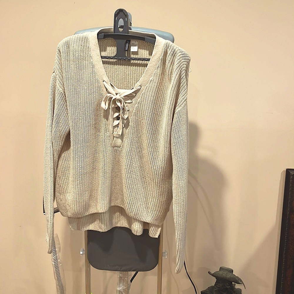 H&M sweater cream color size M. Lil oversized. In great condition almost new.